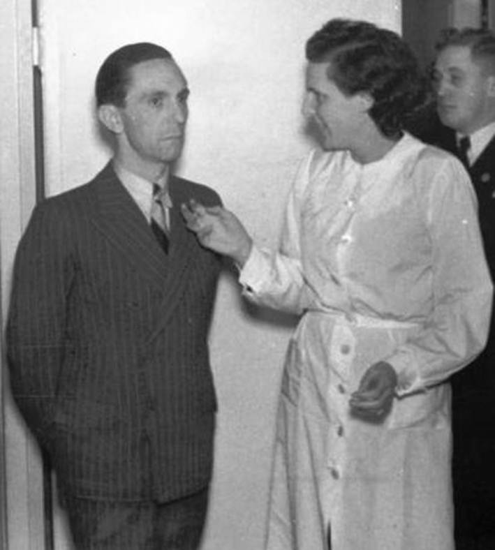 Description: D:\Users\MichaelN\Pictures\_Temp\Germany\Paul Joseph Goebbels\Bundesarchiv_Bild_183-S34639,_Joseph_Goebbels_und_Leni_Riefenstahl_crop.jpg