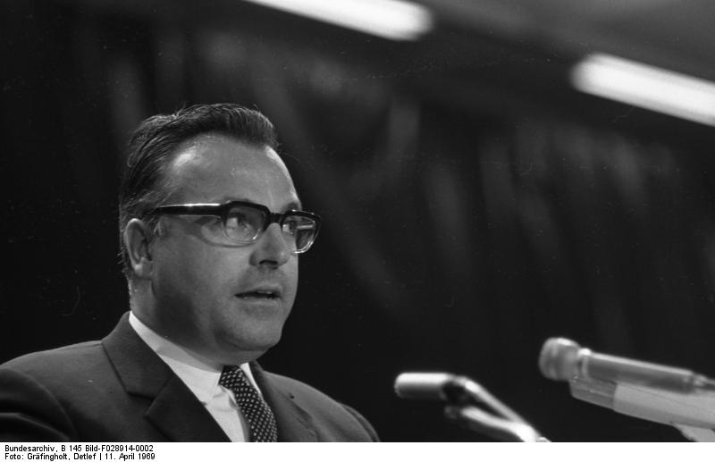 Description: Description: Description: Description: http://upload.wikimedia.org/wikipedia/commons/d/d9/Bundesarchiv_B_145_Bild-F028914-0002%2C_Ludwigshafen%2C_CDU-Kongress%2C_Helmut_Kohl.jpg